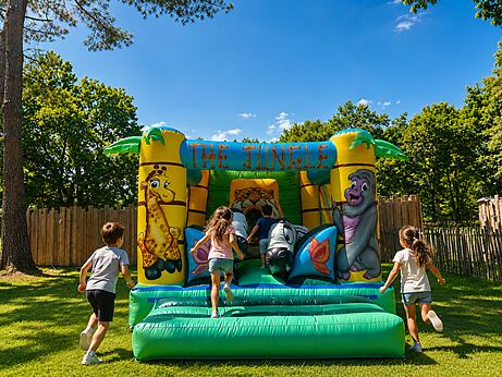 Estructura hinchable gigante jungla para niños en el camping CAPFUN Talaris Vacances en Lacanau.