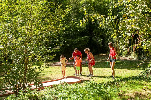 Minigolf familiar en campo verde en el camping CAPFUN Talaris Vacances en Lacanau.