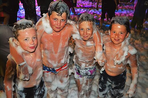 Ni�os felices en fiesta de espuma, animaci�n en camping CAPFUN Talaris Vacances en Lacanau.