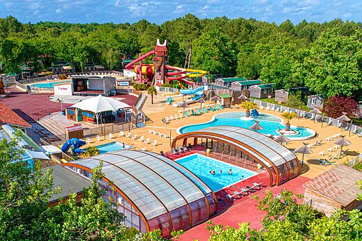Piscinas y toboganes del parque acuático CAPFUN Talaris Vacances en Lacanau (33).