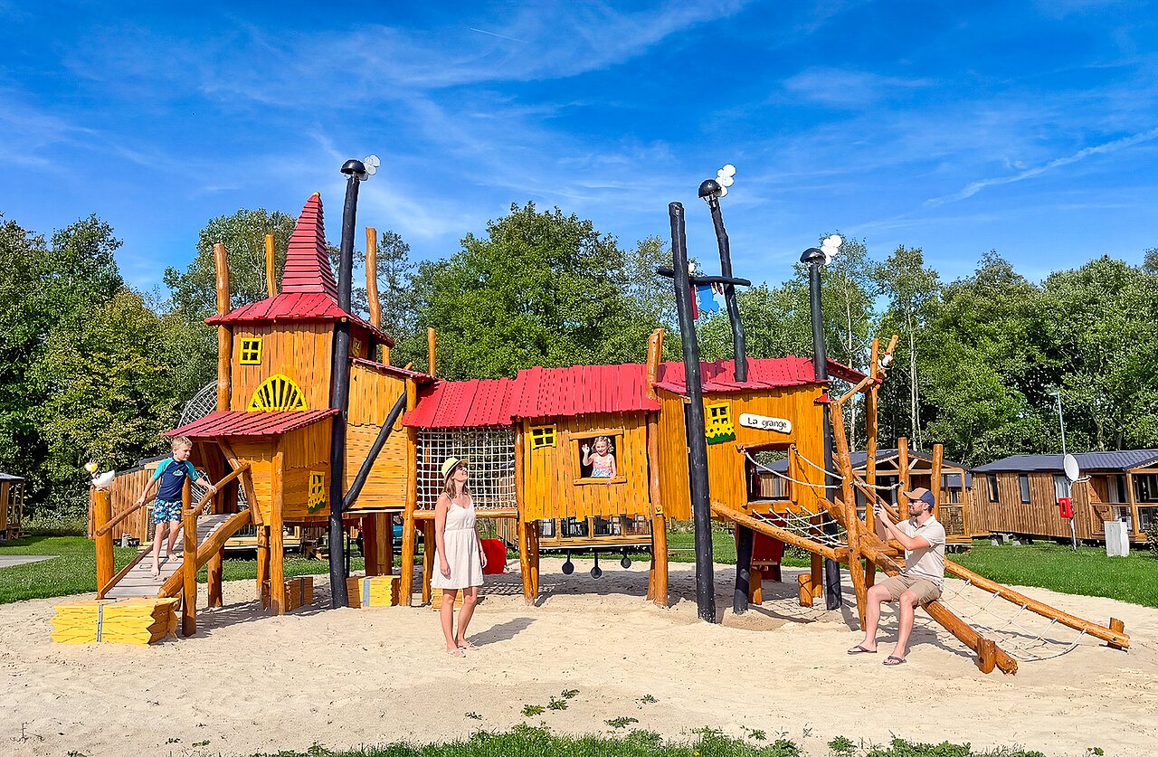 Gran parque infantil de madera con tem�tica de barco pirata en el camping CAPFUN Tecklenburg en Tecklenburg-Leeden (49).