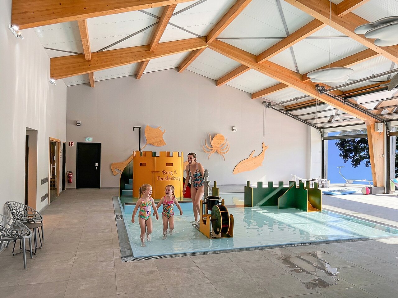 Piscina infantil cubierta, juegos acu�ticos en el camping CAPFUN Tecklenburg (49).