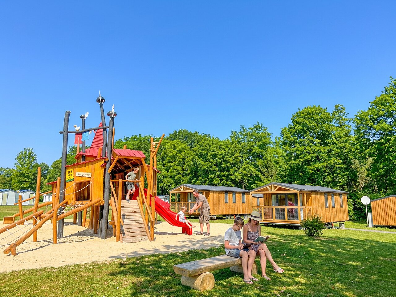 Parque infantil de madera, tobog�n y casas m�viles en camping CAPFUN Tecklenburg (49).