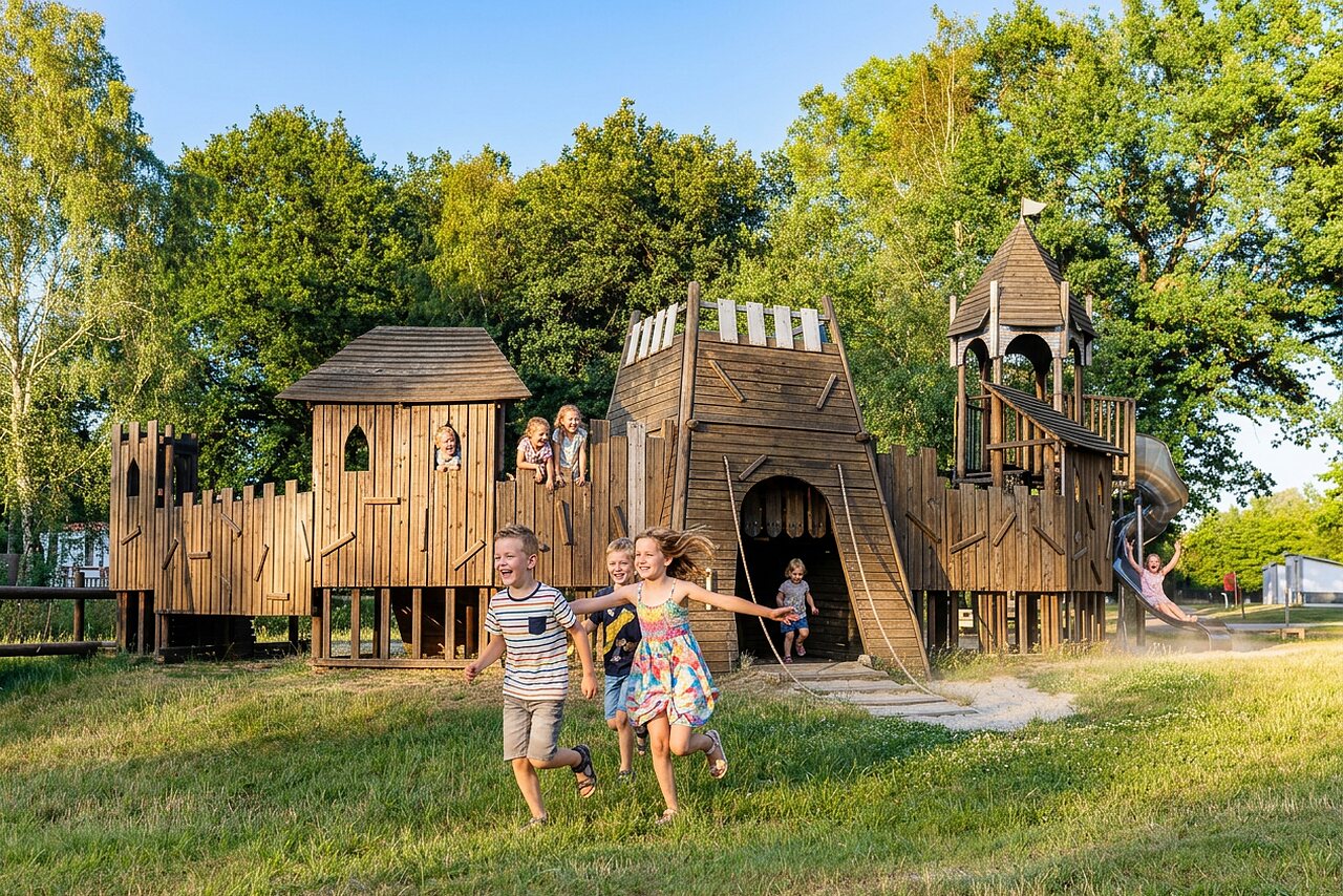 Ni�os divirti�ndose en el parque infantil castillo en el camping CAPFUN Tecklenburg (49).