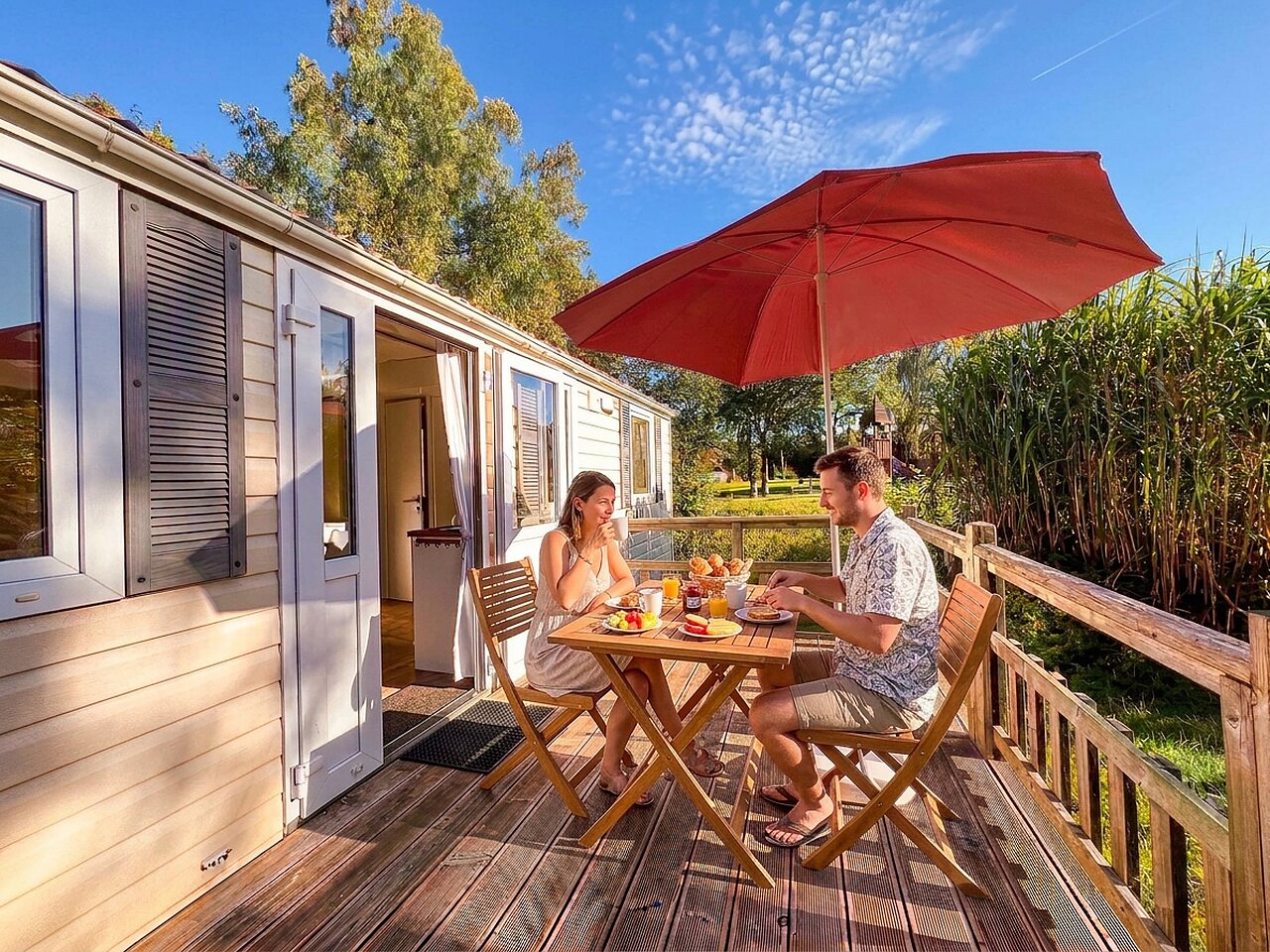 Desayuno en pareja en terraza de casa m�vil, en el camping CAPFUN Tecklenburg en Tecklenburg-Leeden (49).