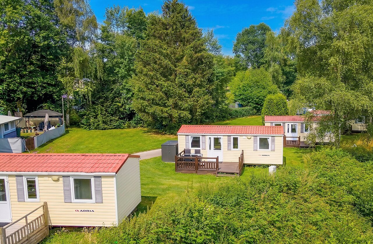 Casas m�viles modernas con terrazas, rodeadas de naturaleza en el camping CAPFUN Tecklenburg (49).