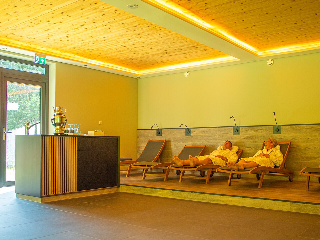 Zona de relajaci�n spa con tumbonas en el camping CAPFUN Tecklenburg en Tecklenburg-Leeden (49).