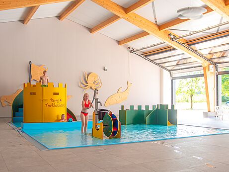 Piscina cubierta l�dica y juegos acu�ticos en CAPFUN Tecklenburg, Tecklenburg-Leeden.