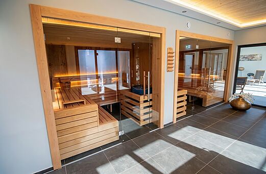 Dos saunas modernas de madera con puertas de cristal en el camping CAPFUN Tecklenburg en Tecklenburg-Leeden (49).