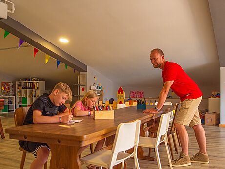 Ni�os dibujando en mesa con animador en el camping CAPFUN Tecklenburg en Tecklenburg-Leeden (49).