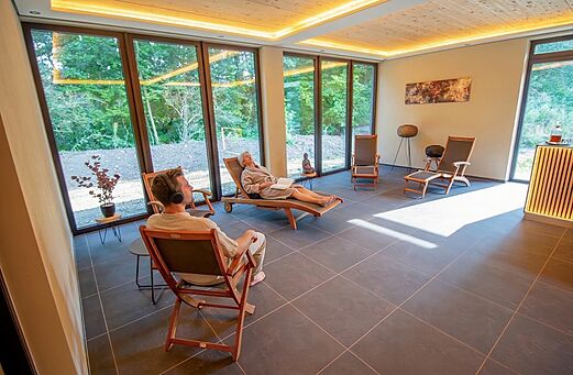 Zona de relajaci�n luminosa con sillones y vista natural en el camping CAPFUN Tecklenburg en Tecklenburg-Leeden (49).