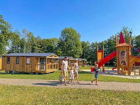 Mobil-homes y parque infantil en el camping CAPFUN Tecklenburg en Tecklenburg-Leeden.
