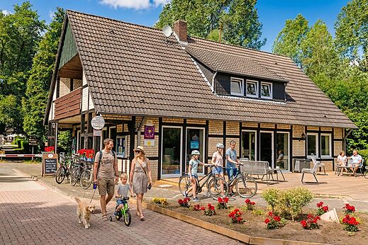 Edificio de recepci�n del camping, terraza exterior en el camping CAPFUN Tecklenburg en Tecklenburg-Leeden (49).