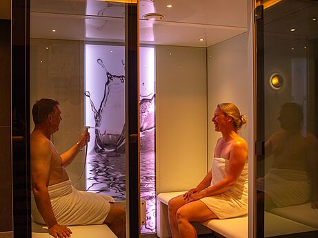 Pareja relaj�ndose en las cabinas de spa en el camping CAPFUN Tecklenburg en Tecklenburg-Leeden (49).
