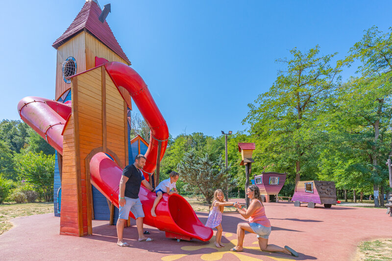 Juego Carabouille - Tobog�n gigante y zona de juegos en el camping CAPFUN Temps Libre en BOUGE CHAMBALUD (38).