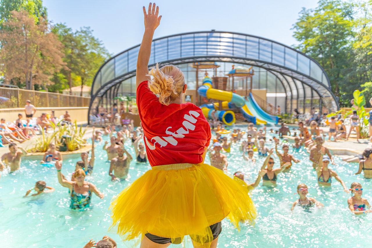 Animador dirigiendo aquagym en la piscina con toboganes en el camping CAPFUN Temps Libre en BOUGE CHAMBALUD (38).
