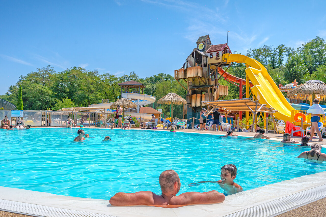 Piscina exterior, tobog�n gigante y juegos en CAPFUN Temps Libre BOUGE CHAMBALUD (38).