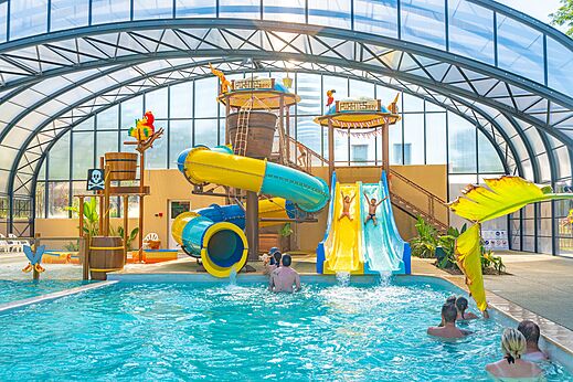 Piscina cubierta, toboganes en el camping CAPFUN Temps Libre en BOUGE CHAMBALUD (38).