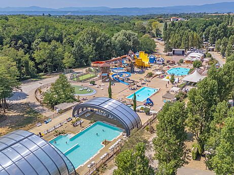 Parque acuático, piscinas, toboganes en el camping CAPFUN Temps Libre en BOUGE CHAMBALUD.