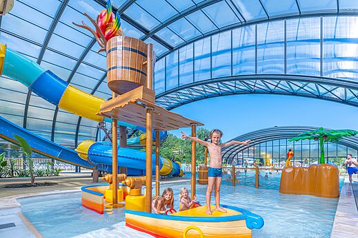 Toboganes, piscina y juegos para niños en el camping CAPFUN Temps Libre en BOUGE CHAMBALUD (38).
