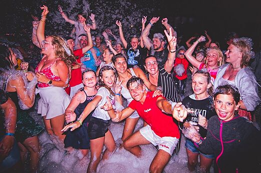 Fiesta de la espuma animada con familias y niños en el camping CAPFUN Temps Libre en BOUGE CHAMBALUD (38).