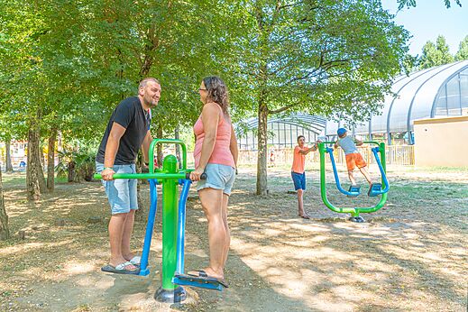 Equipos de fitness al aire libre para adultos y niños en el camping CAPFUN Temps Libre en BOUGE CHAMBALUD (38).