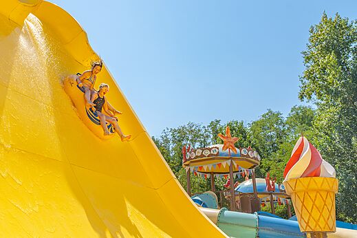 Tobogán acuático gigante, niños en el camping CAPFUN Temps Libre en BOUGE CHAMBALUD (38).