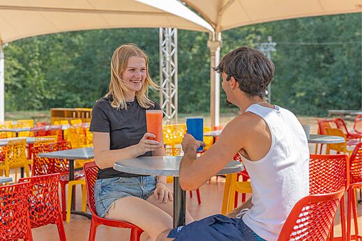 Pareja sonriente en el bar, CAPFUN Temps Libre en BOUGE CHAMBALUD (38).