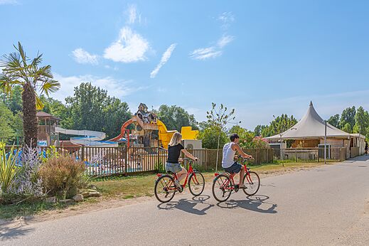 Toboganes acuáticos, juegos de agua en el camping CAPFUN Temps Libre en BOUGE CHAMBALUD (38).