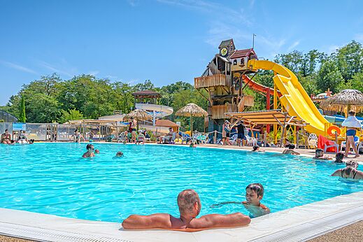 Piscina exterior, toboganes en CAPFUN Temps Libre, BOUGE CHAMBALUD (38).