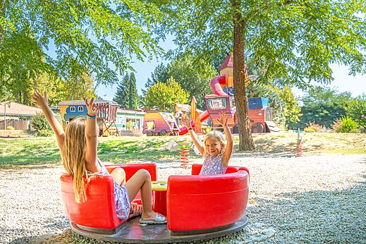 Niños felices en la zona de juegos del camping CAPFUN Temps Libre en BOUGE CHAMBALUD (38).