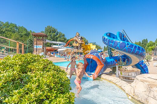 Piscina, toboganes y niños al camping CAPFUN Temps Libre en BOUGE CHAMBALUD.