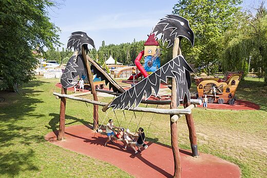 Juegos infantiles en el camping CAPFUN Temps Libre en BOUGE CHAMBALUD (38).