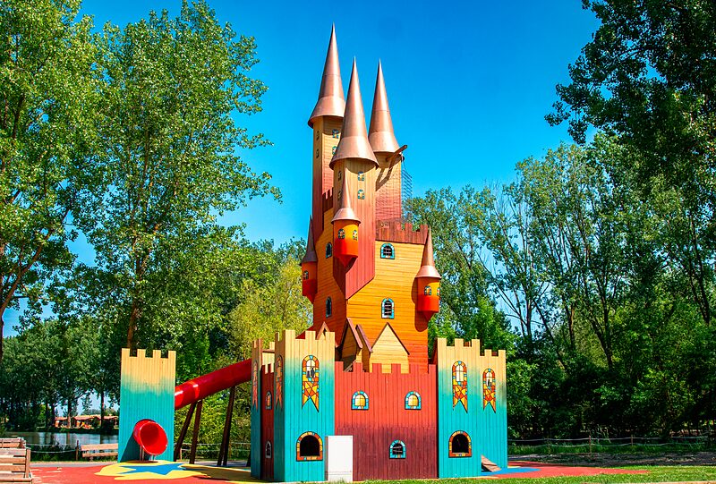 Juego Carabouille - Castillo de juegos colorido con tobog�n en el camping CAPFUN Tensch Jolie en Grostenquin (57).