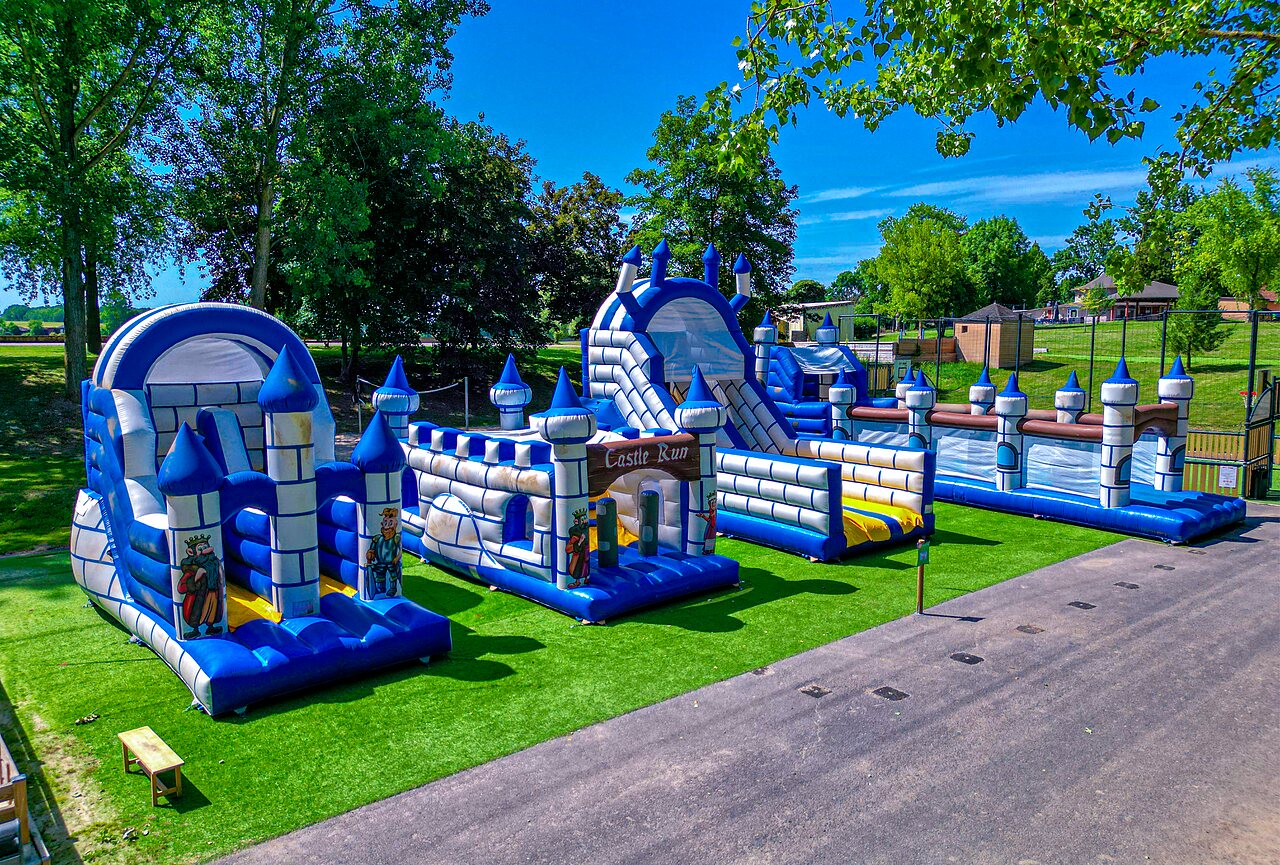 Castillos hinchables y recorrido de juegos para ni�os en c�sped en camping CAPFUN Tensch Jolie en Grostenquin (57).