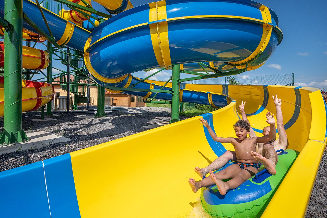 Tobog�n acu�tico gigante, dos personas en flotador, en el camping CAPFUN Tensch Jolie en Grostenquin (57).