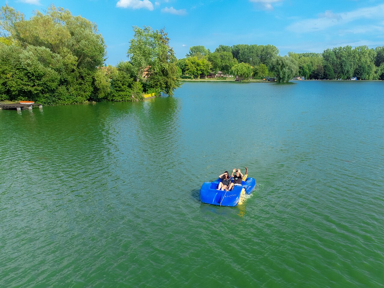 Pedalo azul en lago con veraneantes en CAPFUN Tensch Jolie Grostenquin (57).