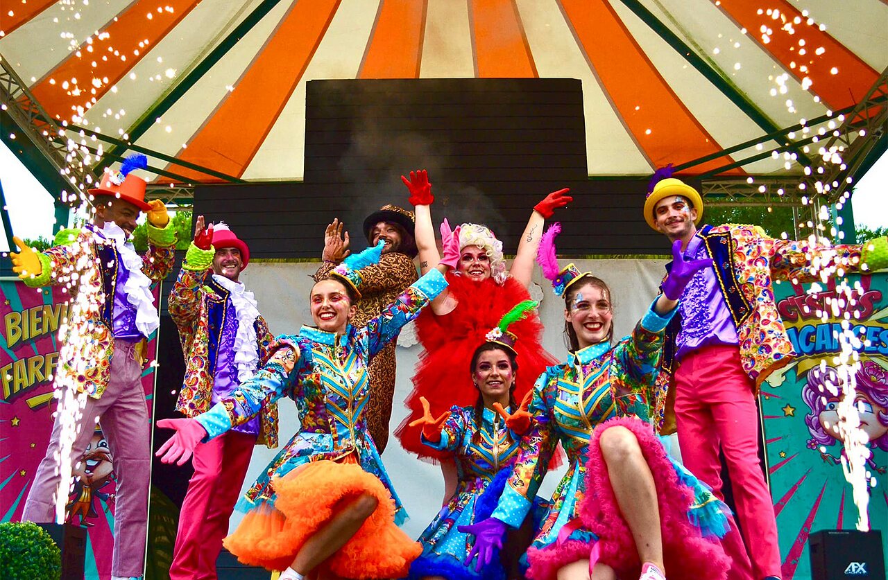 Animaci�n festiva con artistas disfrazados y pirotecnia en el camping CAPFUN Tensch Jolie en Grostenquin.