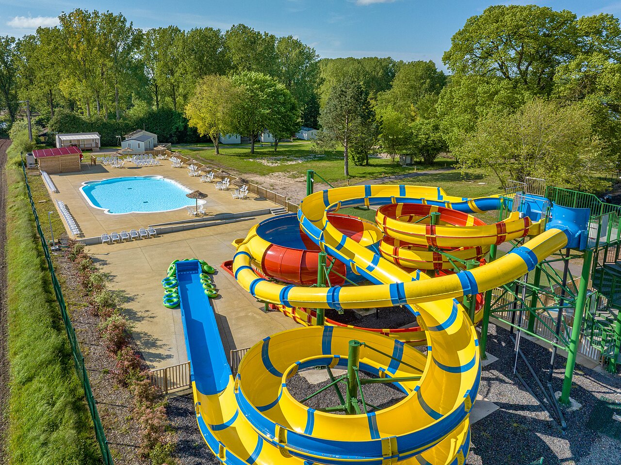 Toboganes acu�ticos gigantes, piscina exterior en camping CAPFUN Tensch Jolie en Grostenquin (57).