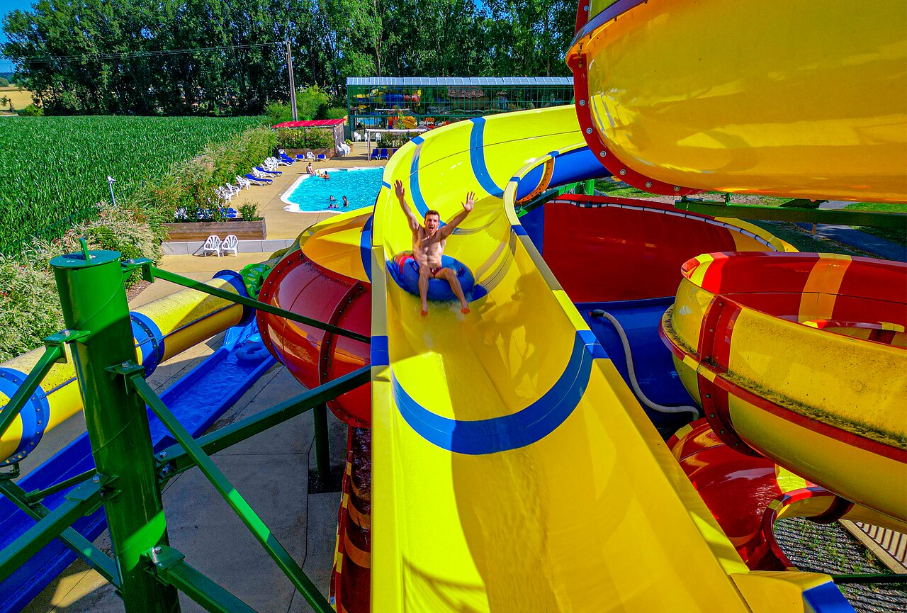 Tobog�n acu�tico gigante y piscina exterior en el camping CAPFUN Tensch Jolie en Grostenquin (57).