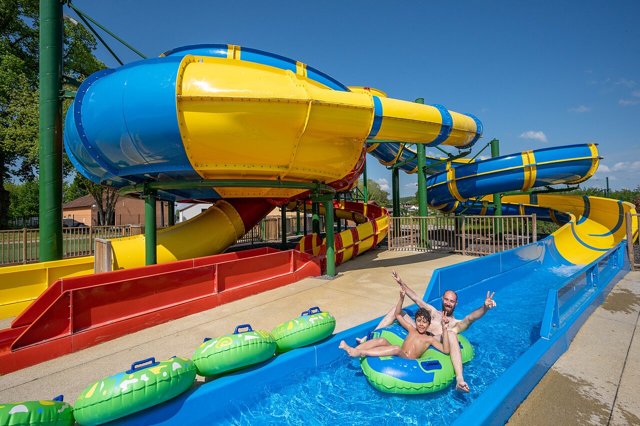 Tobog�n acu�tico gigante, padre e hijo en flotador en el camping CAPFUN Tensch Jolie.