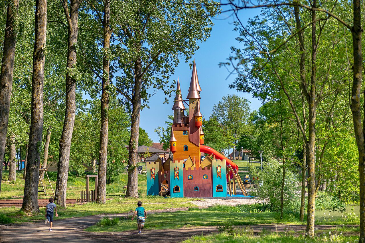 Castillo parque infantil, toboganes, ni�os en el camping CAPFUN Tensch Jolie en Grostenquin (57).