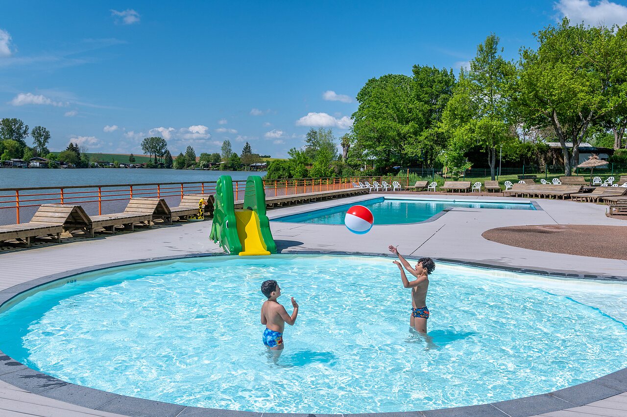 Piscina exterior, tobog�n cocodrilo y ni�os en el camping CAPFUN Tensch Jolie en Grostenquin (57).