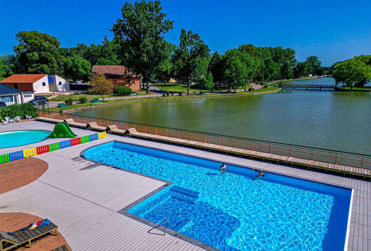Vista a�rea piscina exterior, tobog�n infantil, lago en el camping CAPFUN Tensch Jolie en Grostenquin (57).