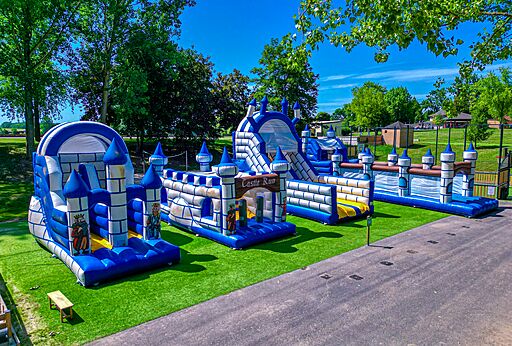 Parque de juegos hinchables y castillos para ni�os en el camping CAPFUN Tensch Jolie en Grostenquin.