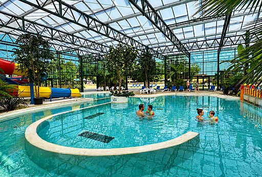 Piscina cubierta con toboganes en el camping CAPFUN Tensch Jolie en Grostenquin (57).