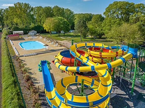 Toboganes acuáticos gigantes y piscina en el camping CAPFUN Tensch Jolie en Grostenquin (57).