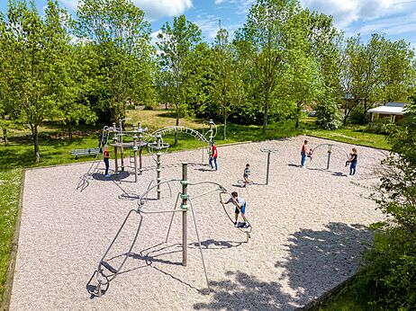 Área de juegos exterior para niños en el camping CAPFUN Tensch Jolie en Grostenquin (57).