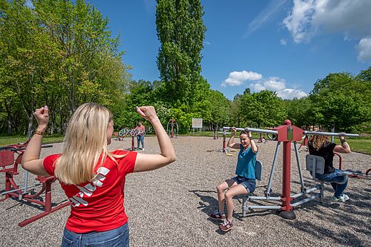 Equipos deportivos al aire libre y personas activas en el camping CAPFUN Tensch Jolie en Grostenquin (57).