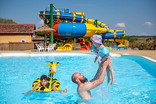 Piscina exterior, toboganes acuáticos, familia en el camping CAPFUN Tensch Jolie en Grostenquin.